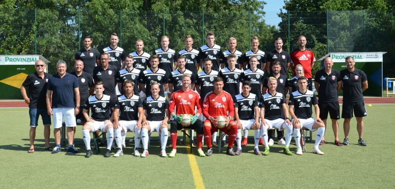Mannschaftsfoto des VfB Linz in den neuen Trikots gesponsort durch die Firma KÜS
